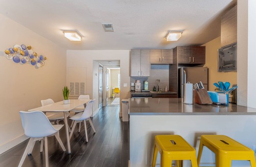 Riverside Apartment | King bed 1BR close to Downtown w fast wifi w/pool