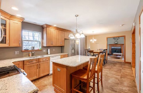 Cherryville House | King Bed- Dorney Park- Wineries-, Steam Shower-2 Tier Patio