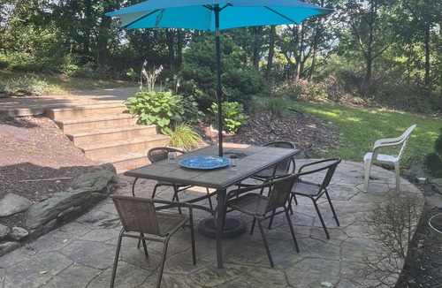 Cherryville House | King Bed- Dorney Park- Wineries-, Steam Shower-2 Tier Patio
