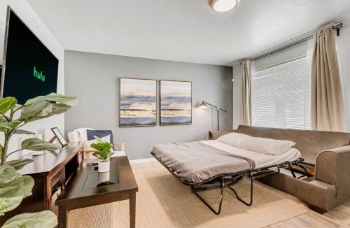 Sugar House Apartment | King Bed - Fast WiFi - Sugarhouse Health Center