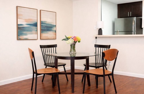 Westlake Village Apartment | King Bed, Hot Tub, Gym, WD, Parking, Ideal for Long Stay.