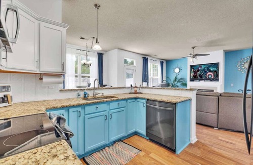 Steele Creek House | King Bed - Hot Tub - Fenced Yard - Near Carowinds