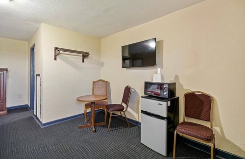 Luling Apartment | King Bed Non-Smoking