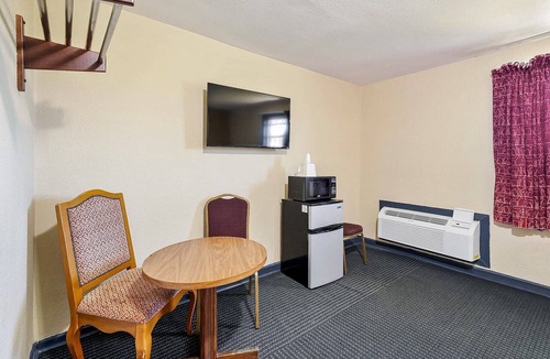 Luling Apartment | King Bed Non-Smoking