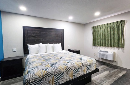 Wharton Hotel | King Bed Non-Smoking Room at Scottish Inns and Suites Wharton