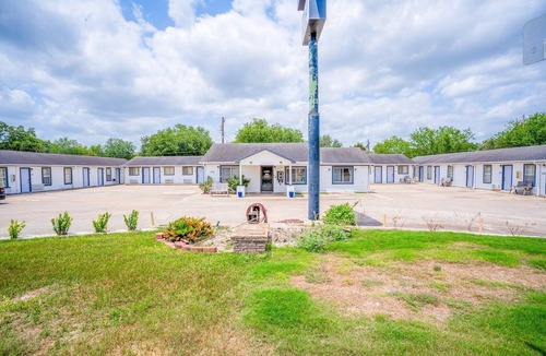 Falfurrias Apartment | King Bed|Smoking|Falfurrias TX