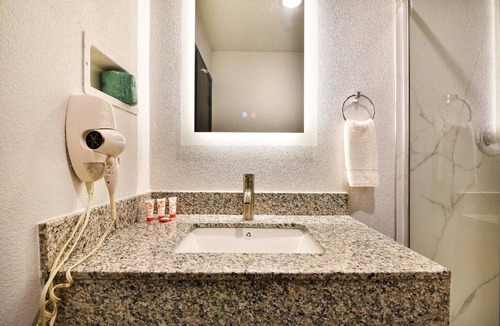 Shreveport Apartment | King Bed|Smoking|Walkin