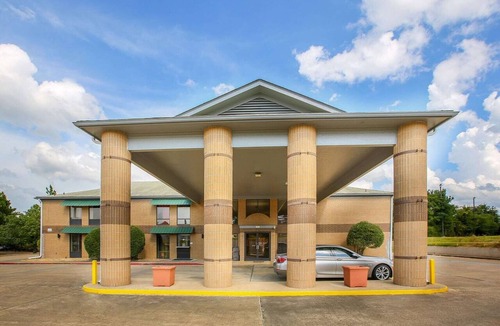 Texarkana Apartment | King Bed Smoking Walkin