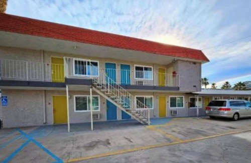 Ridgecrest Apartment | King Bed Studio w/Kitchenette Perfect for Guests Exploring Ridgecrest Region