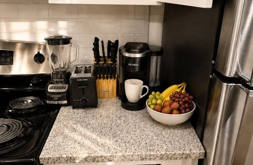 Northside Apartment | King Bed Suite, 8 Min Airport, Fast WiFi & Gym