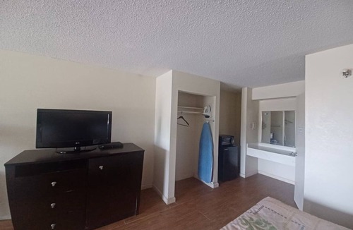 Port Lavaca Apartment | King Bed with Kitchenette Non-Smoking