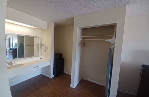 Port Lavaca Apartment | King Bed with Kitchenette Non-Smoking