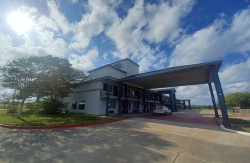 Port Lavaca Apartment | King Bed with Kitchenette Non-Smoking