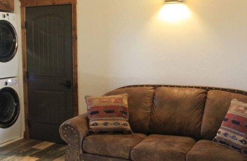 Afton Apartment | King Beds Townhomes On The Green