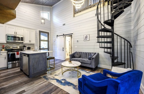 Hochatown Cabin | King BR+Gaming Loft, Hot Tub, Huge Patio!
