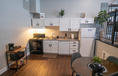 Lafayette Condo | King Centered Downtown Lafayette