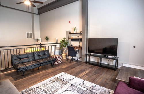 Lafayette Condo | King Centered Downtown Lafayette