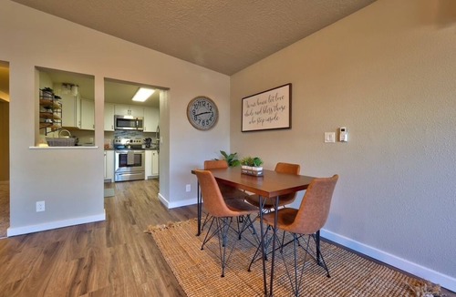 Meridian House | King Cottage in downtown Meridian