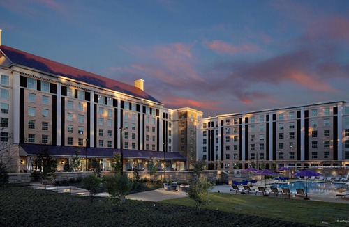 Whitehaven Hotel | King Courtyard View -Pool -Gym -Birthplace of Rock ‘n’ Roll & Home of the Blues