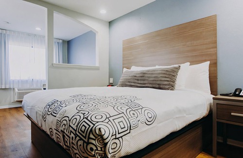 Clear Lake Shores Hotel | King Jacuzzi Room | Marina Views | Free Parking | Steps to Kemah Boardwalk