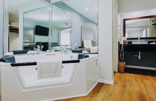 Clear Lake Shores Hotel | King Jacuzzi Room | Marina Views | Free Parking | Steps to Kemah Boardwalk