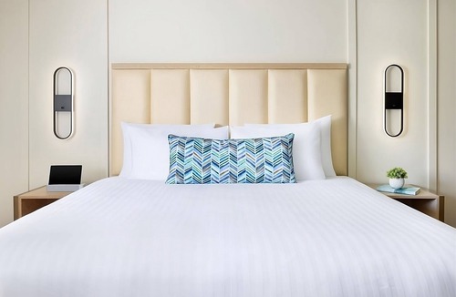 Calabasas Hotel | King Premium, The Anza A Calabasas Hotel, Pool, Steps from Lake Calabasas Park