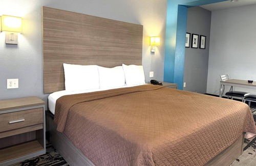 Westfield Hotel | King Room | Great Budget Stay Near Six Flags Hurricane Harbor Splashtown - 3.7mi