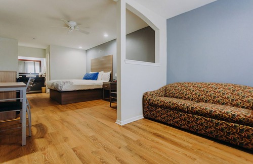 Clear Lake Shores Hotel | King Room | Steps to Kemah Boardwalk | Free Parking | 2 Mi to Clear Lake Beach