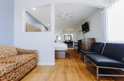 Clear Lake Shores Hotel | King Room | Steps to Kemah Boardwalk | Free Parking | 2 Mi to Clear Lake Beach