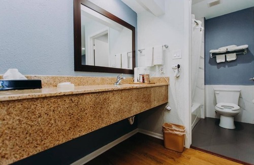 Clear Lake Shores Hotel | King Room | Steps to Kemah Boardwalk | Free Parking | 2 Mi to Clear Lake Beach