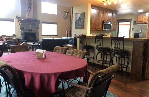West Glacier Cabin | King's Cabin, just 2 miles from the Park entrance in West Glacier!