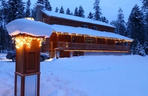 West Glacier Cabin | King's Cabin, just 2 miles from the Park entrance in West Glacier!