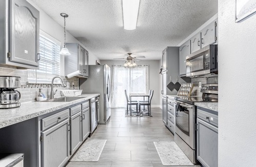 West Newton House | King Size Bed Bungalow with a Gym in Indianapolis