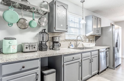 West Newton House | King Size Bed Bungalow with a Gym in Indianapolis