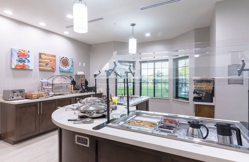 Lake Jackson Apartment | King Studio. Free Breakfast Buffet. Outdoor Pool.