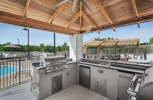 Florence Apartment | King Studio. Free Breakfast, Outdoor Pool. Near Florence Center!