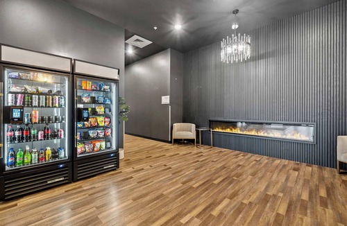 SoNo Apartment | King Studio Getaway! Prime Location, Balcony, Gym