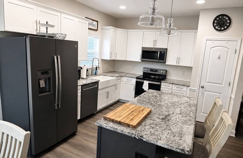 Kernersville House | King Suite, Fenced Yard & Fast Wi-Fi - Heart of the NC Triad, Kernersville, NC