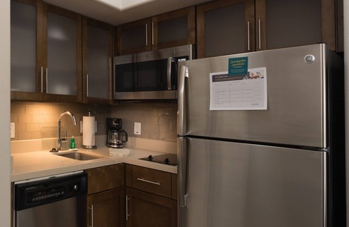 Lake Jackson Condo | King Suite. Free Breakfast. Outdoor Pool.