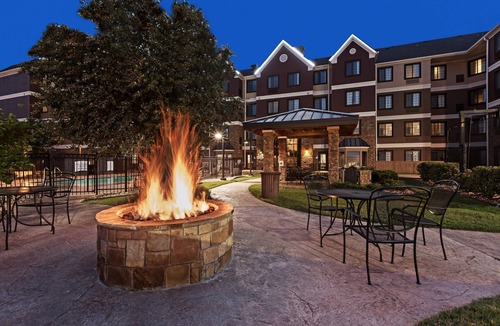 South Tulsa Apartment | King Suite in Tulsa | Free Breakfast + Fitness Center + Seasonal Outdoor Pool