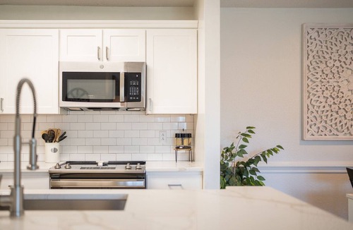 Sharon Woods Apartment | King Suite ♛ South Charlotte | Free Parking & Pool