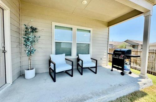 Medina Valley House | King Suite with Community Pool and Grill