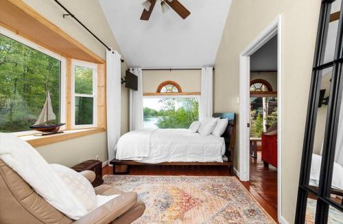Kabletown Villa | King Suites, Lakefront, Hot Tub, Watercraft