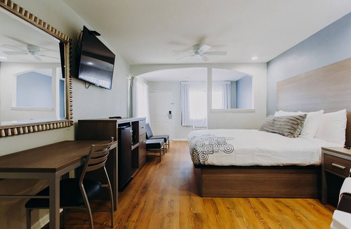 Clear Lake Shores Hotel | King w/Whirlpool Tub | Free Parking | 0.1 Mi to Kemah Lighthouse District