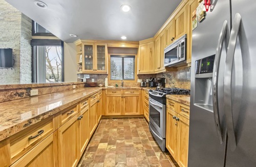 North Park City Condo | Kings Retreat! Walk to Ski Lifts-Year Round Pool and Hot Tub! Golf Course View!