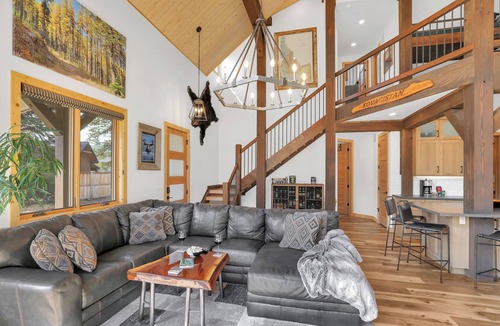 Tamarack Resort House | Knotty Pines in Donnelly | Luxe Cabin Bordering Tamarack | Room for Toys | Hot Tub