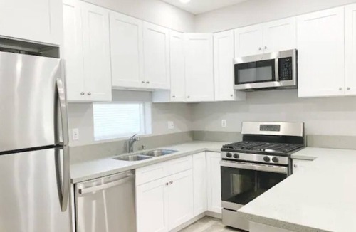 Wilshire House | Ktown Furnished 5 Bedroom Townhouse
