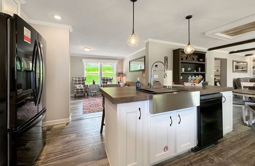 New Concord House | KY Lakeshore Retreat -Waterfront Views, Dock, Deck, Large Parking -NEW 2024