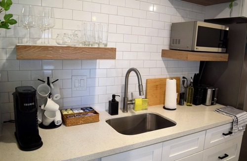 Greater East End House | La Casita Blanca - Cozy Modern & Close to Downtown