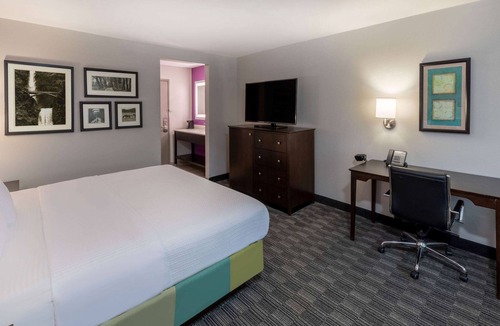 Brookhollow Hotel | La Quinta Inn & Suites by Wyndham Houston NW Brookhollow